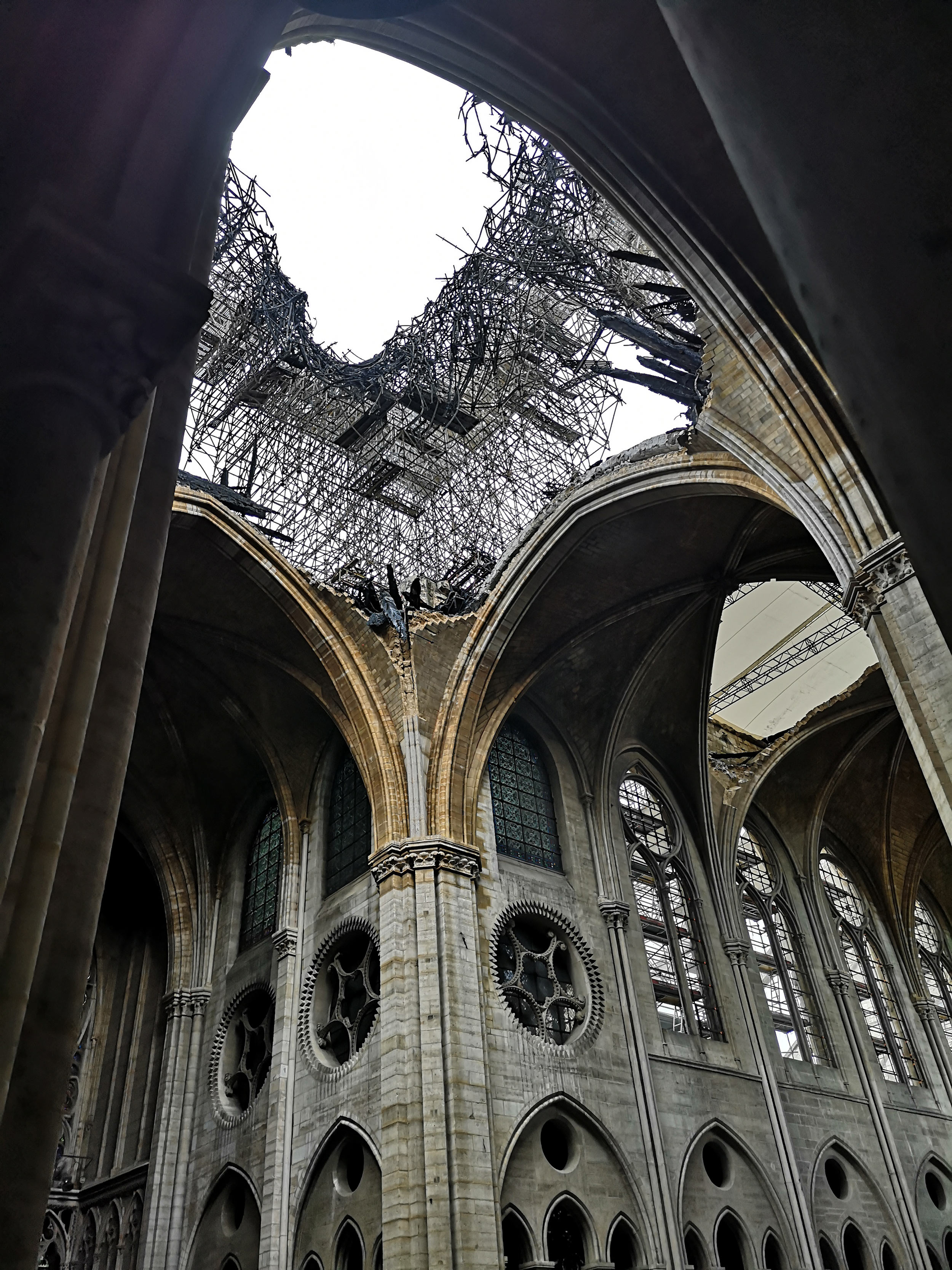 Vue sur l'échafaudage depuis le transept sud côté nef @Damien Milleville 