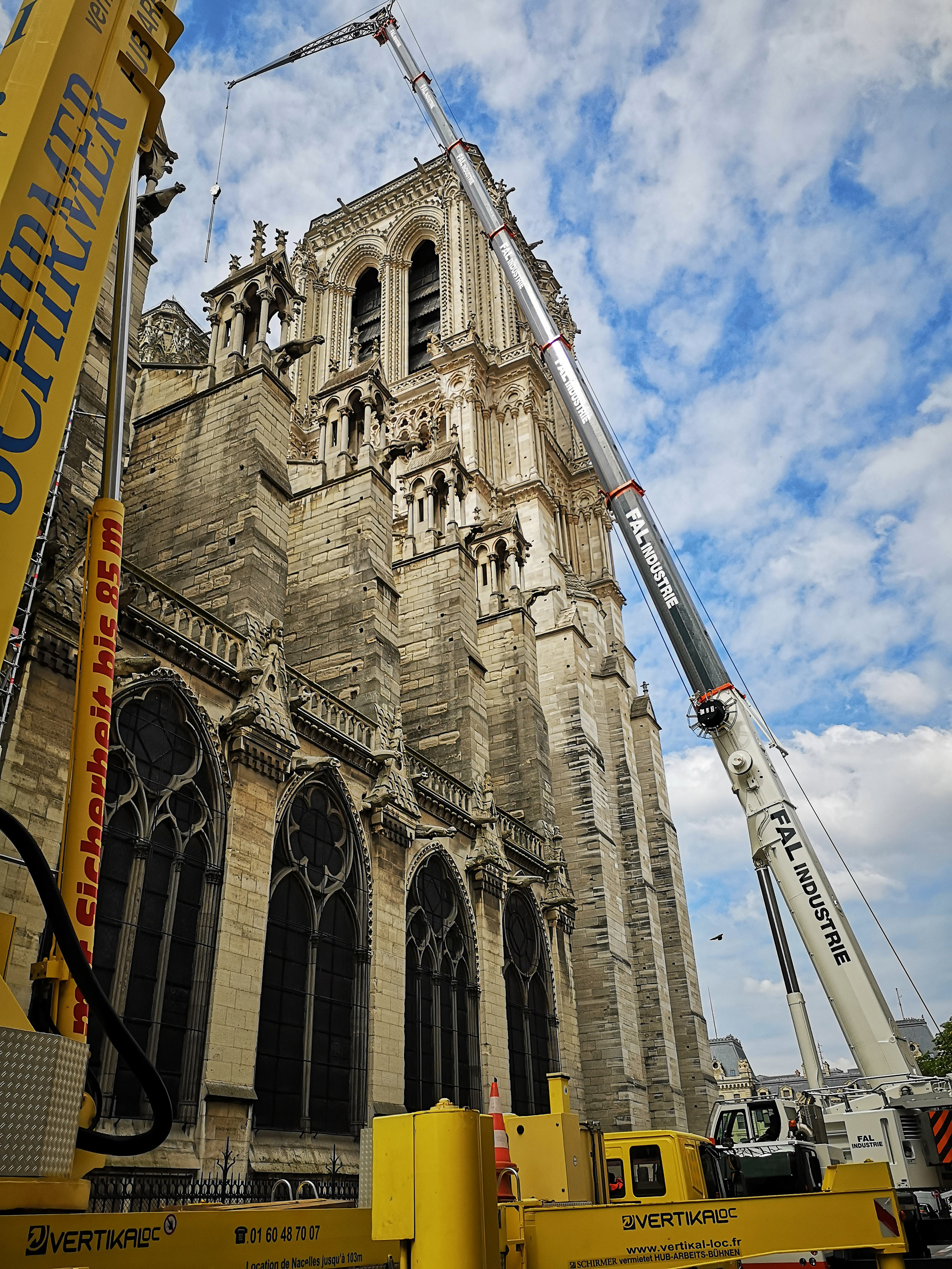 Opération de grutage en cours Rue du Cloître @Damien Milleville