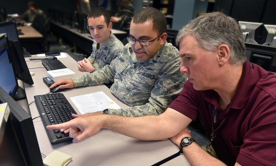 Cours sur les cyberattaques, US Air Force, 2018. Al Bright/US Air Force, CC BY-NC
